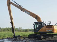 Neobvyklý stroj nazývaný čapí noha těží kaly a rekultivuje krajinu na Karvinsku Neobvyklý stroj nazývaný čapí noha těží kaly a rekultivuje krajinu na Karvinsku