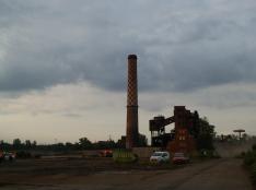 V rámci sanace areálu Aglomerace, kterou provádí i společnost AWT Rekultivace, byl odstřelen komín Strakáč V rámci sanace areálu Aglomerace, kterou provádí i společnost AWT Rekultivace, byl odstřelen komín Strakáč